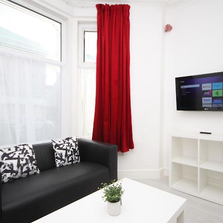 Barton Beachside - Stylish Studio Apartment, Double & Single - Central Beach & Promenade Location - Over 21'S, Family Friendly Only, Id Required 블랙풀 외부 사진