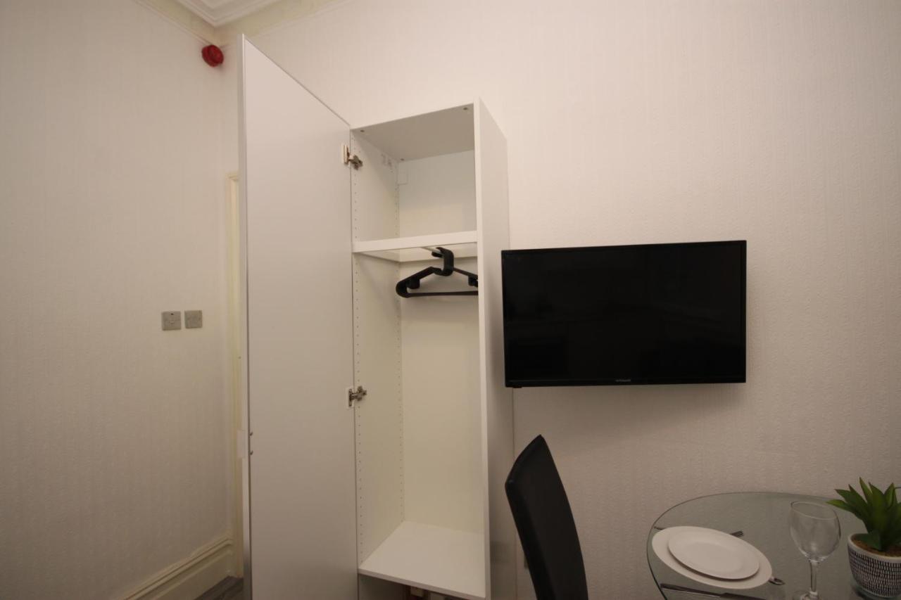 Barton Beachside - Stylish Studio Apartment, Double & Single - Central Beach & Promenade Location - Over 21'S, Family Friendly Only, Id Required 블랙풀 외부 사진