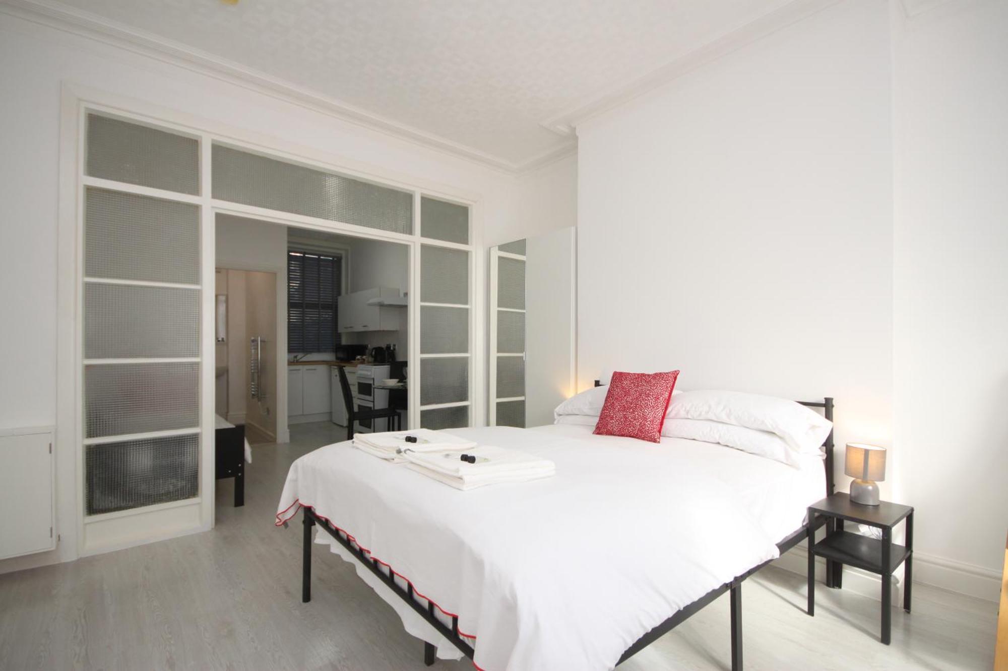 Barton Beachside - Stylish Studio Apartment, Double & Single - Central Beach & Promenade Location - Over 21'S, Family Friendly Only, Id Required 블랙풀 객실 사진