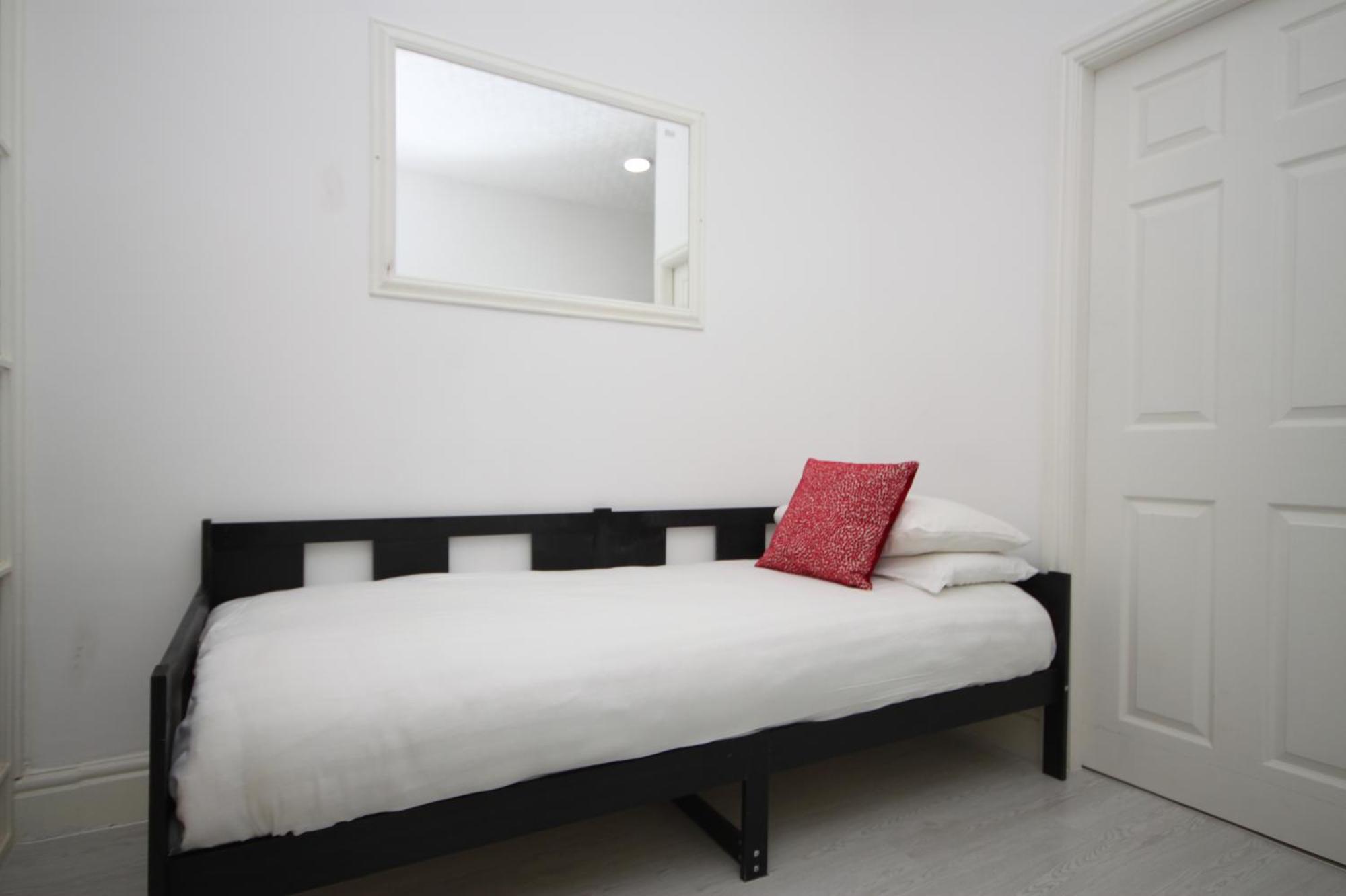 Barton Beachside - Stylish Studio Apartment, Double & Single - Central Beach & Promenade Location - Over 21'S, Family Friendly Only, Id Required 블랙풀 객실 사진