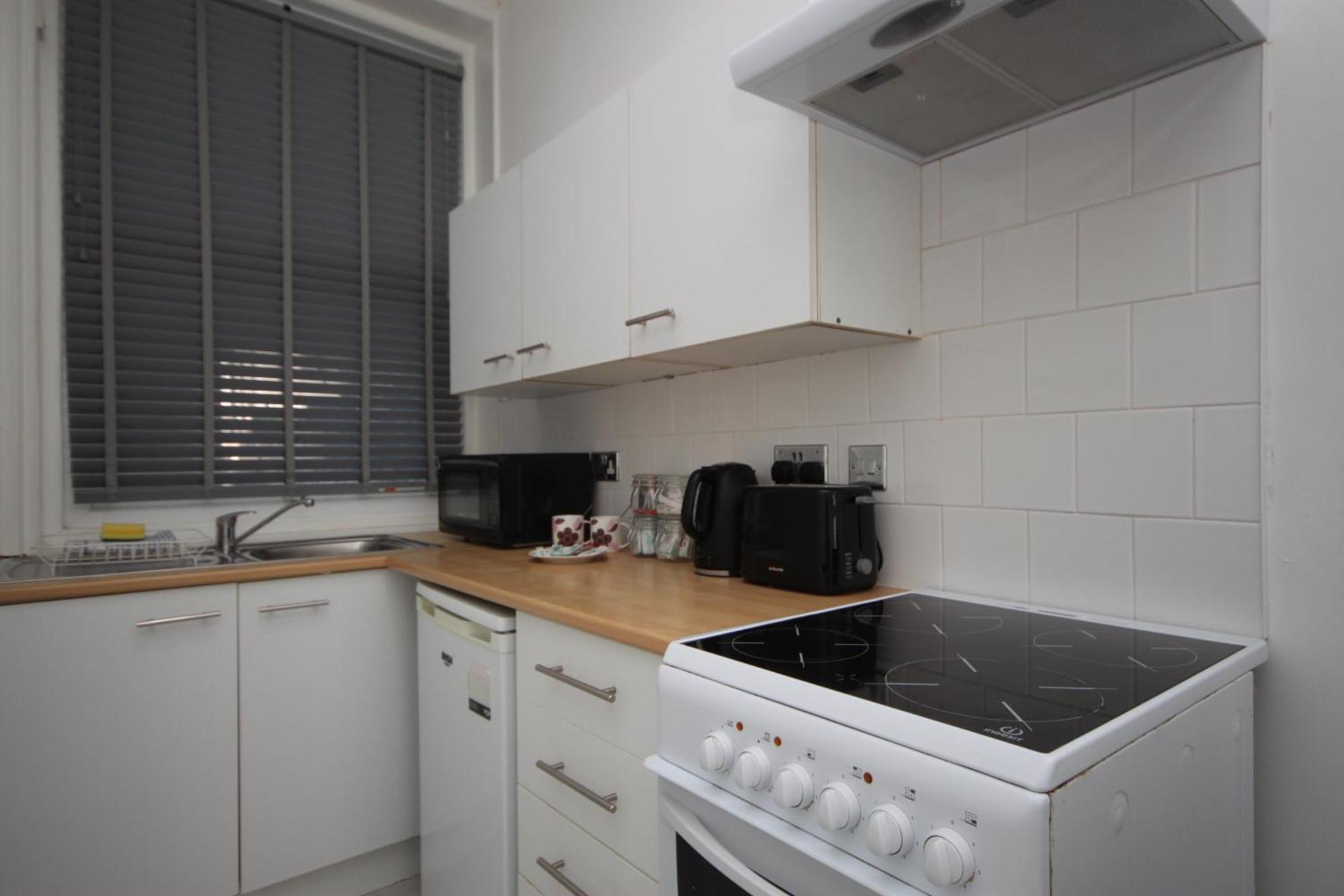 Barton Beachside - Stylish Studio Apartment, Double & Single - Central Beach & Promenade Location - Over 21'S, Family Friendly Only, Id Required 블랙풀 객실 사진