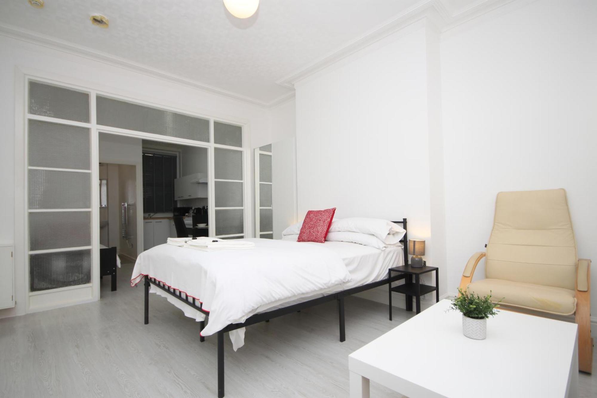 Barton Beachside - Stylish Studio Apartment, Double & Single - Central Beach & Promenade Location - Over 21'S, Family Friendly Only, Id Required 블랙풀 객실 사진