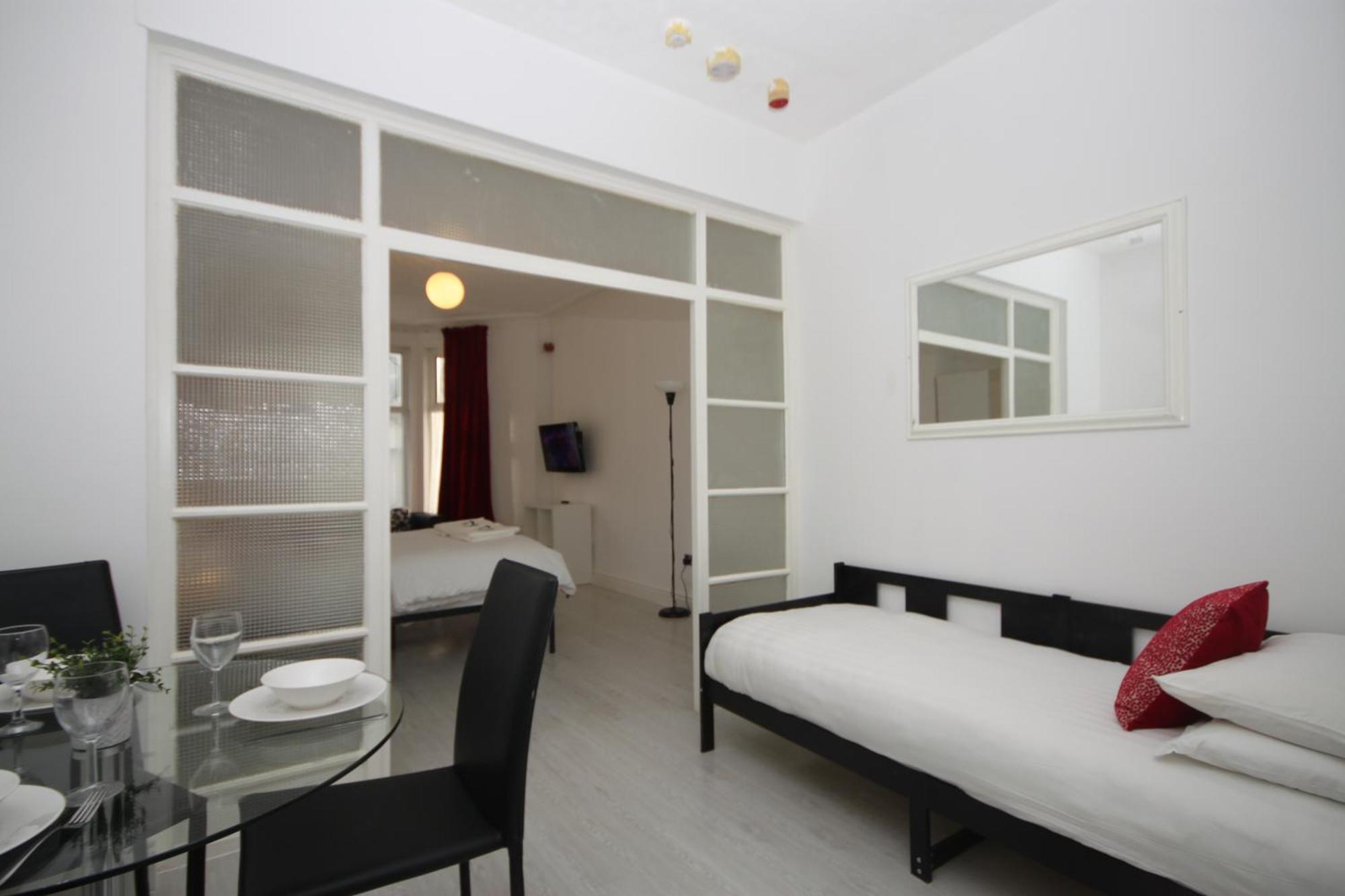 Barton Beachside - Stylish Studio Apartment, Double & Single - Central Beach & Promenade Location - Over 21'S, Family Friendly Only, Id Required 블랙풀 객실 사진