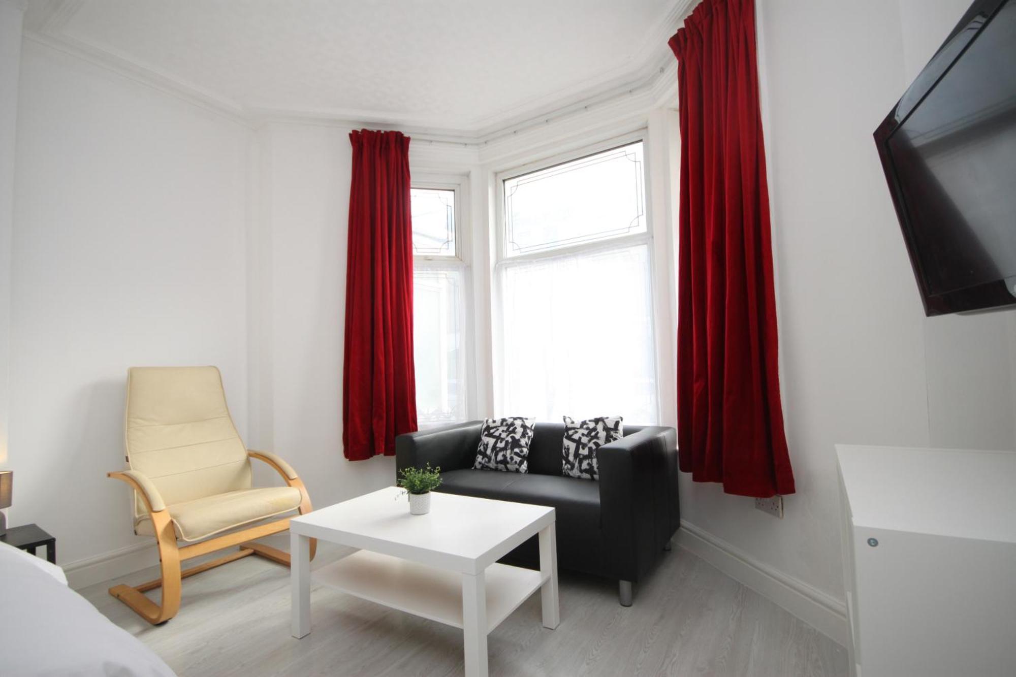 Barton Beachside - Stylish Studio Apartment, Double & Single - Central Beach & Promenade Location - Over 21'S, Family Friendly Only, Id Required 블랙풀 객실 사진