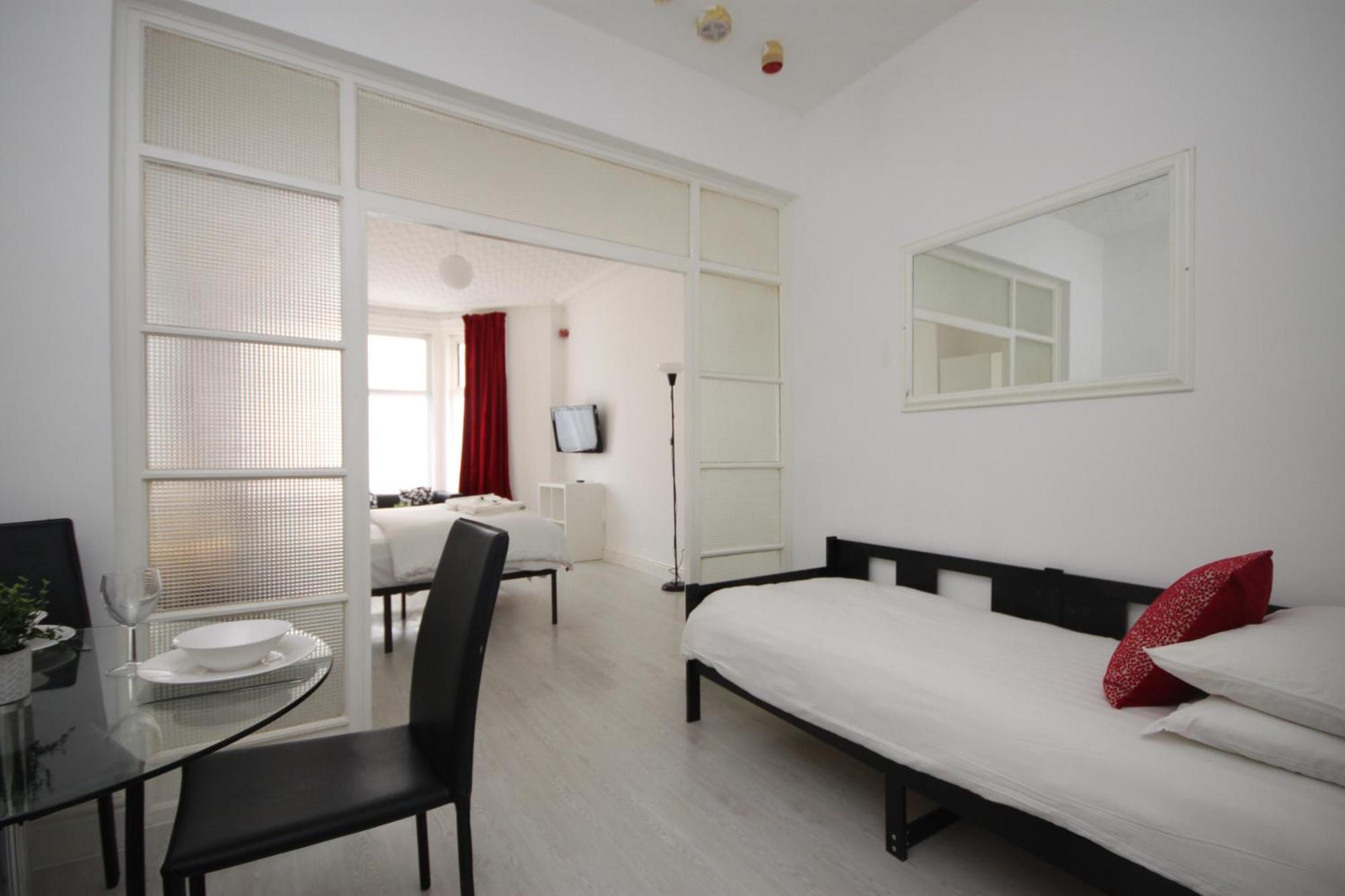 Barton Beachside - Stylish Studio Apartment, Double & Single - Central Beach & Promenade Location - Over 21'S, Family Friendly Only, Id Required 블랙풀 외부 사진