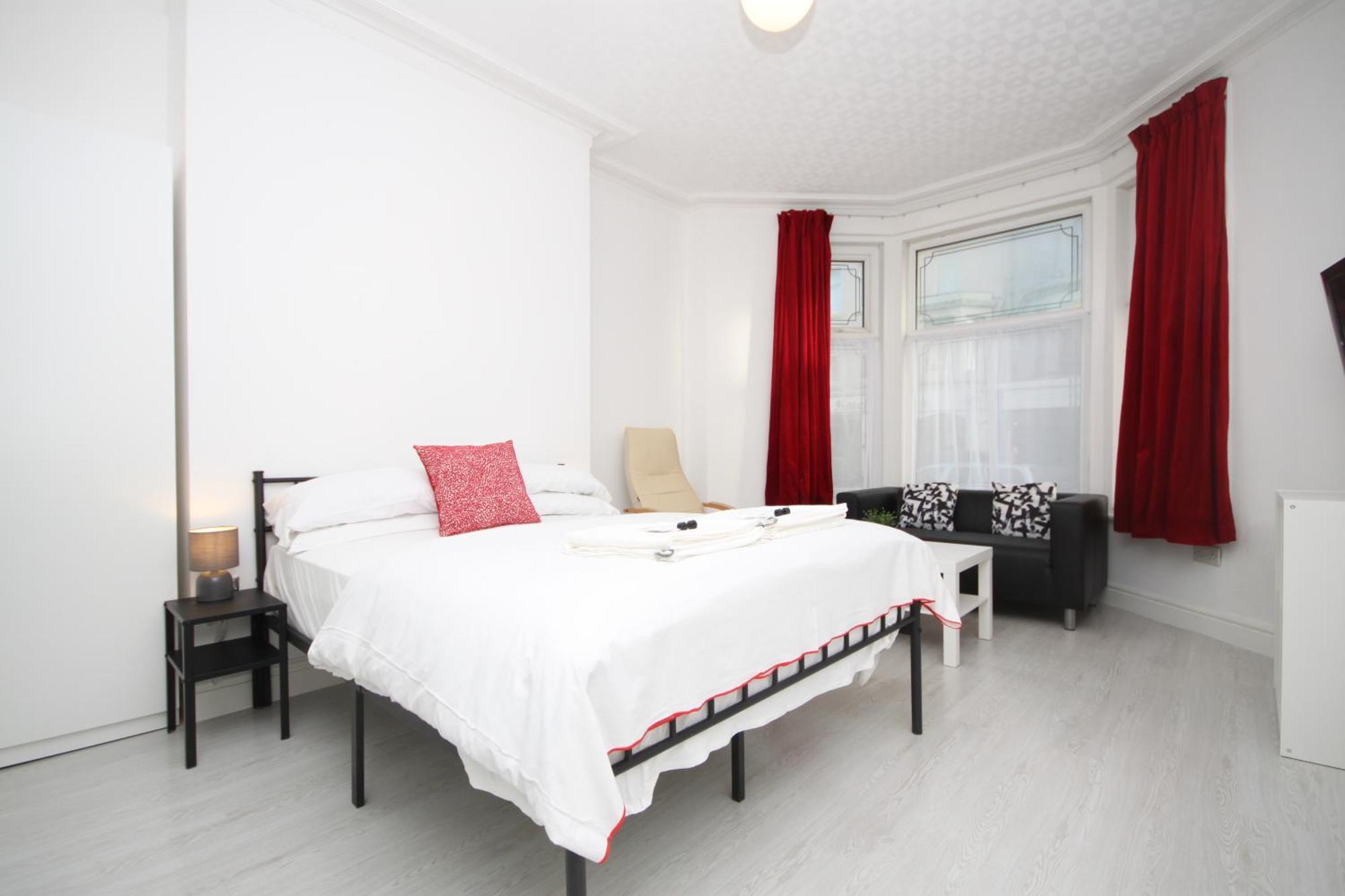 Barton Beachside - Stylish Studio Apartment, Double & Single - Central Beach & Promenade Location - Over 21'S, Family Friendly Only, Id Required 블랙풀 객실 사진