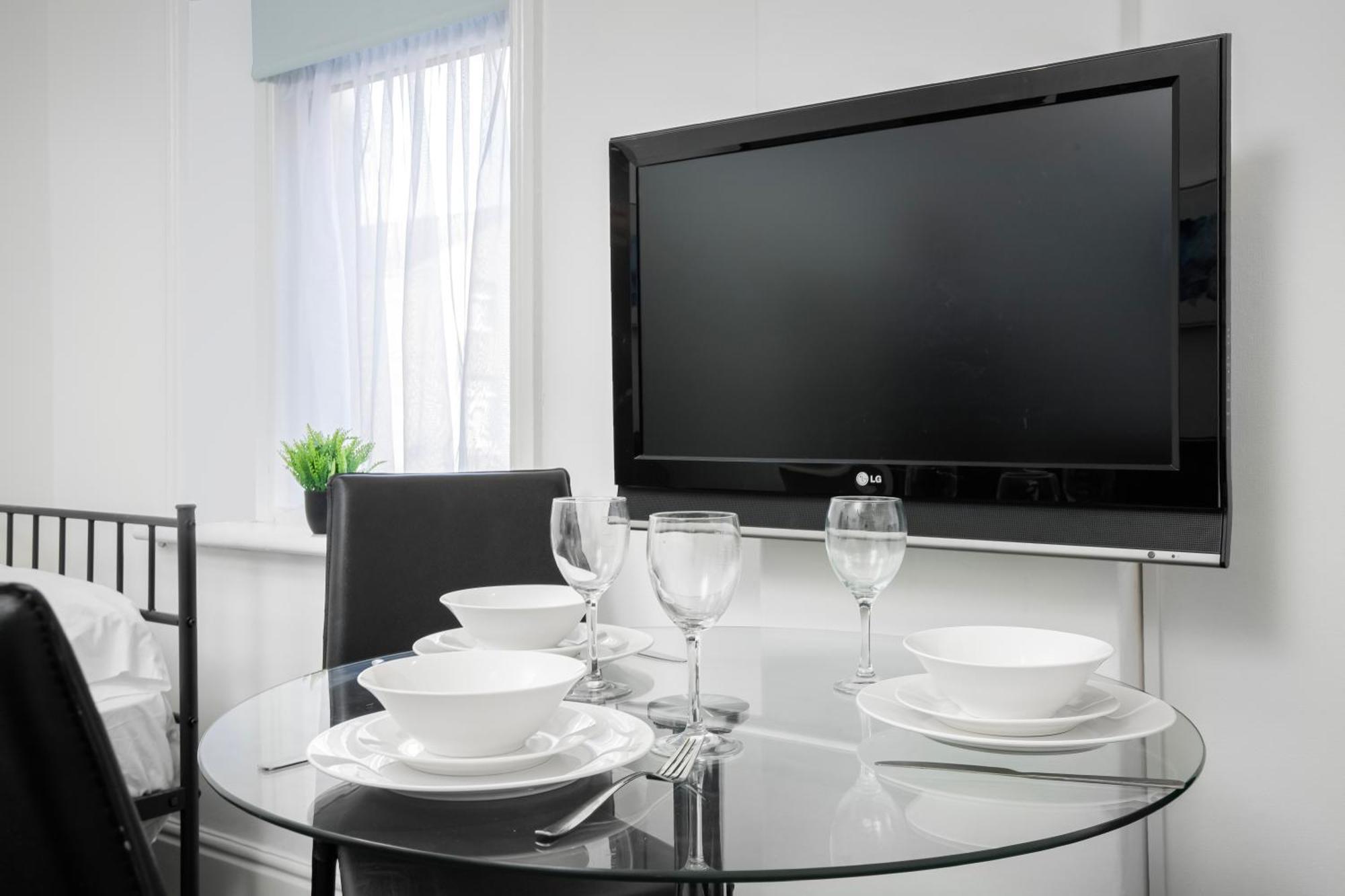 Barton Beachside - Stylish Studio Apartment, Double & Single - Central Beach & Promenade Location - Over 21'S, Family Friendly Only, Id Required 블랙풀 외부 사진