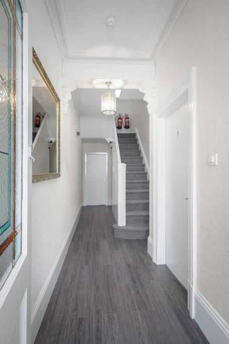 Barton Beachside - Stylish Studio Apartment, Double & Single - Central Beach & Promenade Location - Over 21'S, Family Friendly Only, Id Required 블랙풀 외부 사진