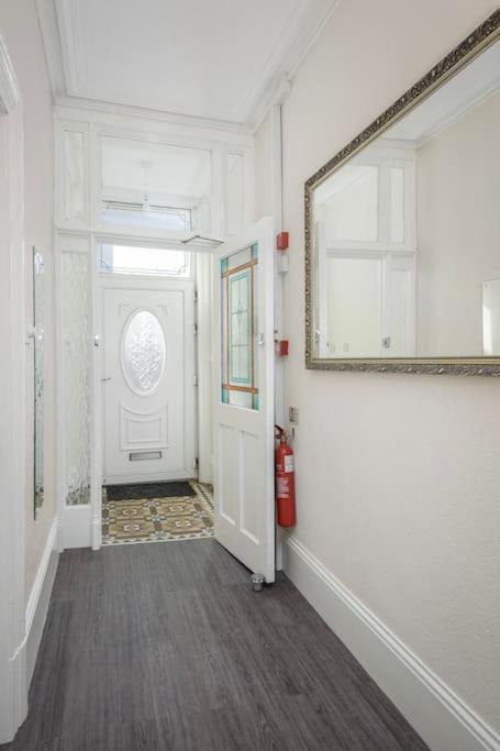 Barton Beachside - Stylish Studio Apartment, Double & Single - Central Beach & Promenade Location - Over 21'S, Family Friendly Only, Id Required 블랙풀 외부 사진