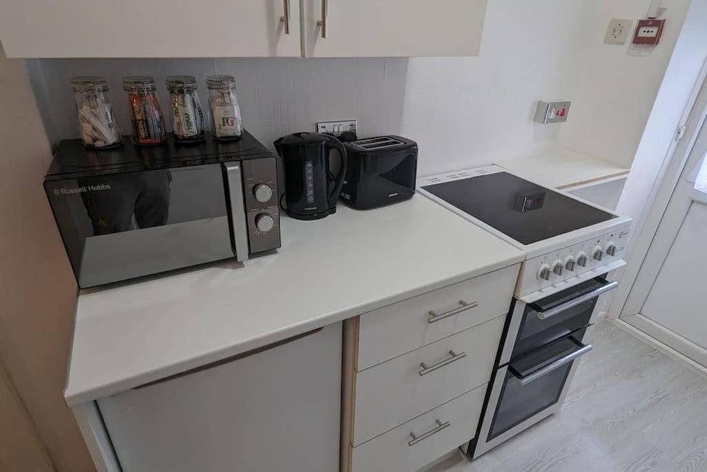 Barton Beachside - Stylish Studio Apartment, Double & Single - Central Beach & Promenade Location - Over 21'S, Family Friendly Only, Id Required 블랙풀 외부 사진