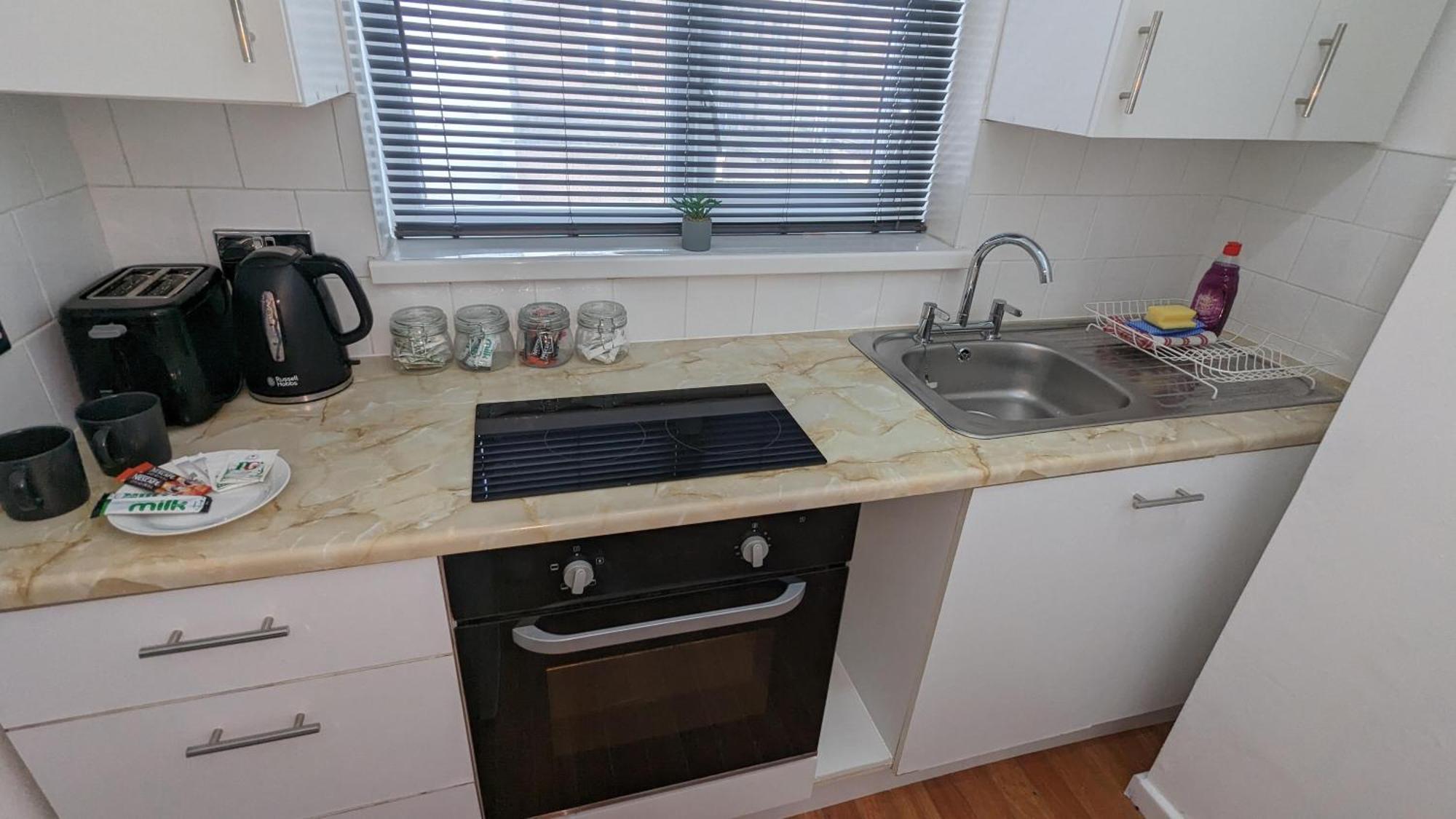 Barton Beachside - Stylish Studio Apartment, Double & Single - Central Beach & Promenade Location - Over 21'S, Family Friendly Only, Id Required 블랙풀 외부 사진